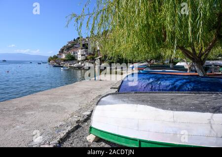 Il lungomare della città vecchia di Ohrid sulla riva del lago di Ohrid in Macedonia nord, Europa. Foto Stock