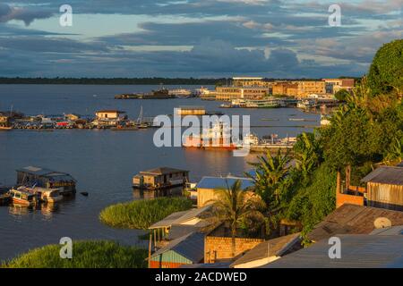 Vivace città di Tefé sul Lago di Tefé, Amazona River, Amazon Membro, Northern Brasilia, America Latina Foto Stock