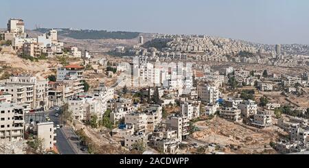 Panorama di Betlemme in Palestina con Gerusalemme est e il Monte Scopus Israele in background dalla chiesa della Natività Foto Stock