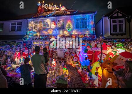 Londra, Regno Unito. 2° dic, 2019. Spettacolare il Natale casa illuminazione display in Welling. Jonathan Blake, Arcivescovo residente di aprire la Chiesa Episcopale, ha decorato la casa di famiglia ogni anno a partire dal 2002. Per alcuni dei bambini locali, 'la casa natale' come lo chiamano, è una parte vitale della loro esperienza di Natale. Il vescovo Blake utilizzerà questo anno il display luminoso per aiutare a raccogliere fondi per fornire acqua pulita a Tiaba Nyass, un piccolo villaggio nella Gambia. Credito: Guy Corbishley/Alamy Live News Foto Stock