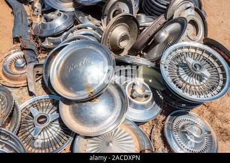 Cromo brillante coprimozzo delle ruote in una junk yard nel deserto vicino a Phoenix in Arizona, Stati Uniti d'America Foto Stock