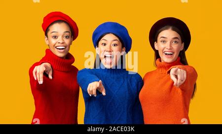 Tre ragazze multirazziale dita di puntamento in Telecamera, Panorama, Studio Shot Foto Stock