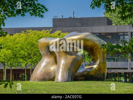 Skulptur von Henry Moore " Grandi due forme' , Bundesministerium für wirtschaftliche Zusammenarbeit und Entwicklung, ehemaliges Bundeskanzleramt, Strese Foto Stock