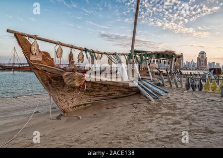 Festival tradizionale del samone nel villaggio culturale di Katara, Doha, Qatar, che mostra vecchie barche arabe in legno decorate con nuvole nel cielo in background Foto Stock