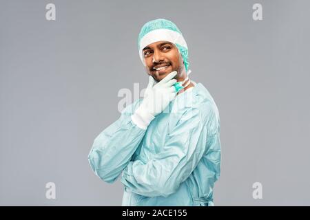Indian maschio o medico chirurgo in abbigliamento protettivo Foto Stock