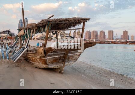 Festival tradizionale del samone nel villaggio culturale di Katara, Doha, Qatar, che mostra vecchie barche arabe in legno decorate con nuvole nel cielo in background Foto Stock