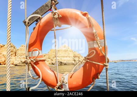 Gita in barca a Ponta da Piedade, vita cintura, coste rocciose e spiagge vicino a Lagos, Algarve Portogallo Foto Stock