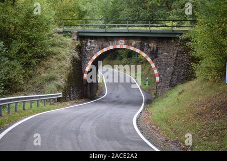 Il vecchio ponte della ferrovia su strada stretta Foto Stock