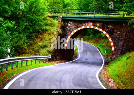 Il vecchio ponte della ferrovia su strada stretta Foto Stock