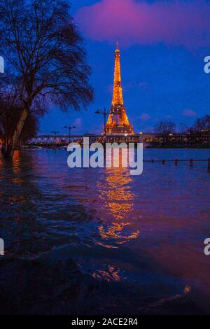 Alluvione a Parigi di notte Foto Stock