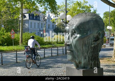 Konrad Adenauer-Denkmal von Hubertus von pellegrino, Bundeskanzlerplatz, Bonn, Nordrhein-Westfalen, Deutschland Foto Stock