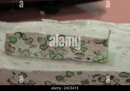 Delizioso il torrone farcito con pistacchio, un tipico dolce siciliano Foto Stock