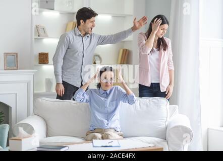 Crazy giovane combattimenti nel centro di terapia familiare a sessione Foto Stock