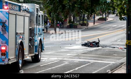 Distrutto un motociclo di fronte firetruck e posa sulla strada dopo esplodere in incidente di Chapel Hill NC Foto Stock