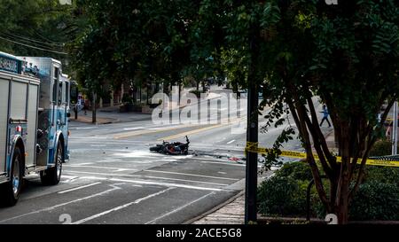 Distrutto un motociclo di fronte firetruck e posa sulla strada dopo esplodere in incidente di Chapel Hill NC Foto Stock