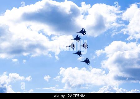 Tre aeroplani in the Air, aerei russi in airshow che fanno figure nel cielo, cuore nel cielo, loop Foto Stock