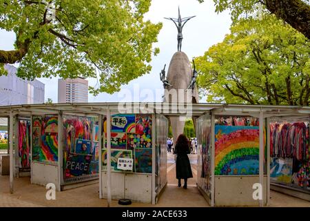 Le gru di carta realizzati dai bambini in esposizione presso i figli di pace del monumento, Parco del Memoriale della Pace di Hiroshima, Giappone Foto Stock