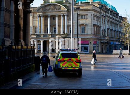 Auto della Polizia parcheggiato il centro della città di Hull, East Yorkshire, Inghilterra, Regno Unito Foto Stock