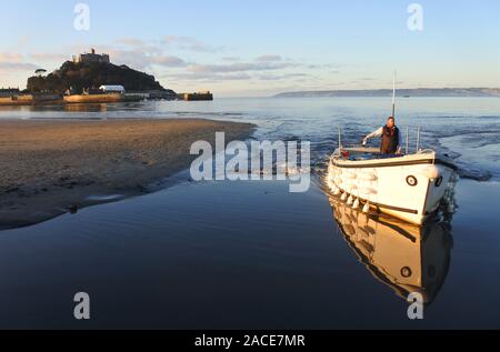 Un traghetto che arrivano a raccogliere i visitatori e il personale per il loro trasporto al St. Michael's Mount ad alta marea, Marazion, Cornwall, Regno Unito - Giovanni Gollop Foto Stock