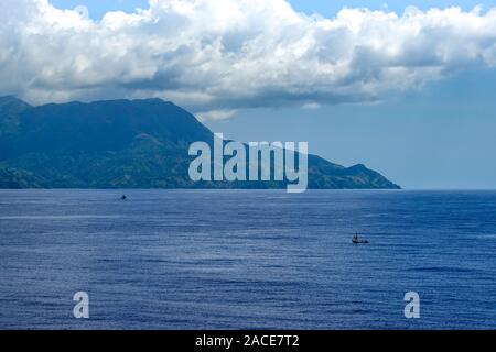 Haiti-11/1/19: Il fumoso e montuoso litorale dell'isola caraibica di Haiti come una nave da crociera vele da. Foto Stock