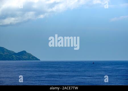 Haiti-11/1/19: Il fumoso e montuoso litorale dell'isola caraibica di Haiti come una nave da crociera vele da. Foto Stock