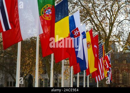 Bandiere di paesi della NATO appendere presso la piazza del Parlamento in vista del vertice della NATO a Londra come paesi NATO dei capi di Stato e di governo si riuniscono a Londra per un incontro di due giorni a The Grove Hotel vicino a Watford. Foto Stock