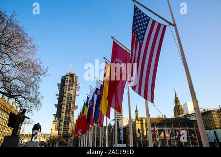 Bandiere di paesi della NATO appendere presso la piazza del Parlamento in vista del vertice della NATO a Londra come paesi NATO dei capi di Stato e di governo si riuniscono a Londra per un incontro di due giorni a The Grove Hotel vicino a Watford. Foto Stock