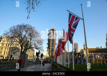 Bandiere di paesi della NATO appendere presso la piazza del Parlamento in vista del vertice della NATO a Londra come paesi NATO dei capi di Stato e di governo si riuniscono a Londra per un incontro di due giorni a The Grove Hotel vicino a Watford. Foto Stock