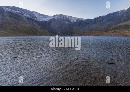 Lago o Llyn Idwal in mattina. Parco Nazionale di Snowdonia, Gwynedd, Wales, Regno Unito. Il paesaggio Foto Stock