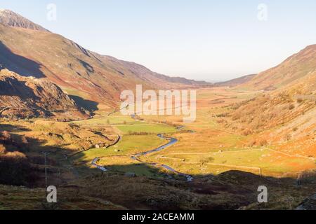 Sole di mattina sulla valle, Nant Ffrancon Pass, Parco Nazionale di Snowdonia, Gwynedd, Wales, Regno Unito. il paesaggio. Foto Stock