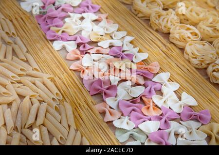 Pasta assortita non cotta in file Foto Stock