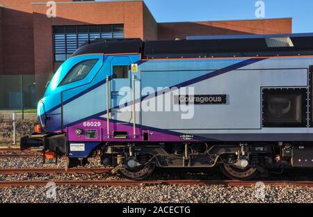 Classe 68 locomotiva diesel, 68029 "coraggioso" presso la stazione di York, North Yorkshire, Inghilterra, Regno Unito Foto Stock