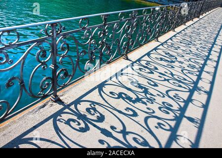 Vecchia cancellata in ferro battuto su un marciapiede in Lucerna (Svizzera) Foto Stock