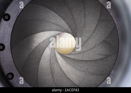 Vista macro dell'interno di un obiettivo della telecamera che mostra il diaframma di apertura coltelli Foto Stock