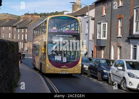 Sostituzione rampa double decker bus che conduce attraverso le strette strade di Lewes, Regno Unito. Settembre 15, 2019 Foto Stock