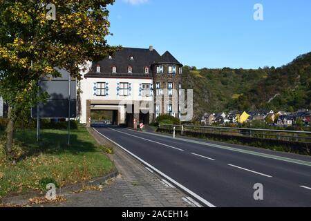 La strada principale che attraversa il Oberburg Kobern-Gondorf Foto Stock