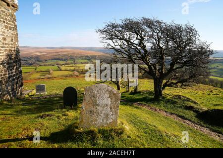 Vista verso Dartmoor dalla Chiesa di St. Michael su Brentor vicino a Tavistock nel Devon, in Inghilterra. Foto Stock