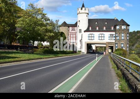 La strada principale che attraversa il Oberburg Kobern-Gondorf Foto Stock