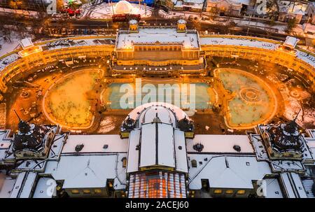 Splendide foto innevate da un bagno termale in Budsapest downtown. Salute, relax, spa, Foto Stock