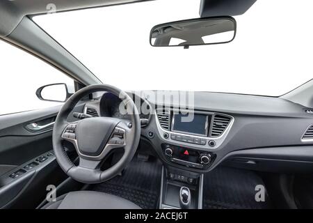 Panorama in cuoio interno salone di prestigio auto moderna. Il volante, la leva del cambio e il cruscotto Foto Stock