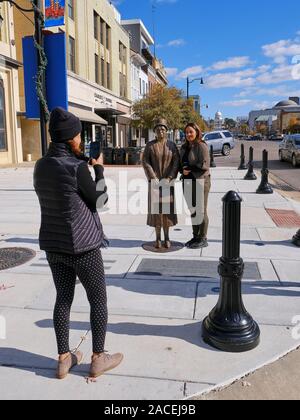 Afro-americano di donne posano per le foto con la Rosa Parks, diritti civili avvocato, statua in bronzo o marcatore storico a Montgomery in Alabama, Stati Uniti d'America. Foto Stock