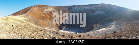 Chiudi vista panoramica delle acque sulfuree enorme cratere di vulcano, isole Eolie, Italia Foto Stock