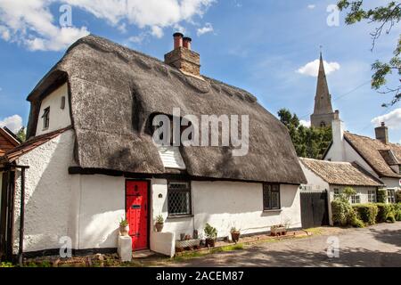 Tipica inglese cottage con tetto in paglia. Foto Stock