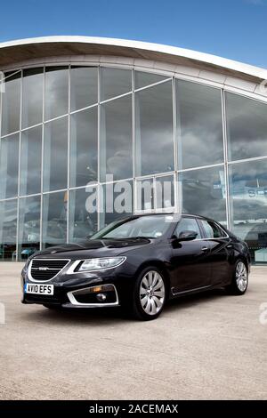 Seconda generazione (YS3G, 2010-2012) Saab 9-5 Aero l ultimo modello di vettura Saab prodotte nella parte anteriore di Duxford Museo della Guerra aerei americani Hangar. Foto Stock