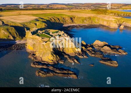 Vista aerea dal drone del castello di Dunnottar vicino a Stonehaven in Aberdeenshire, Scozia, Regno Unito Foto Stock