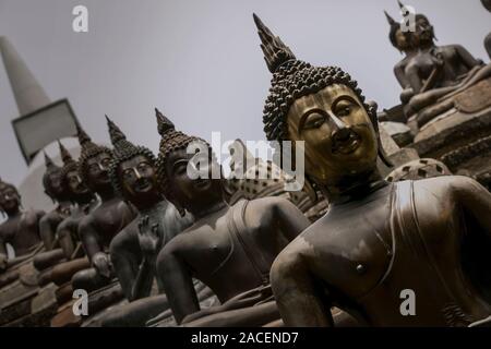 Sri Lanka Colombo - Agosto 2015: Linee di Bhudda statue del tempio di Gangaramaya Foto Stock