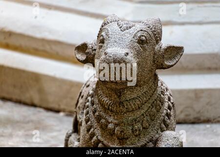 Sri Lanka Colombo - Agosto 2015: Nandi Bull Vahana Statua del dio indù Shiva figurina al tempio di Gangaramaya Foto Stock