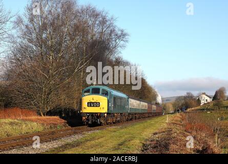 45108 capi lontano da Irwell Vale con una Santa speciale per seppellire. Foto Stock