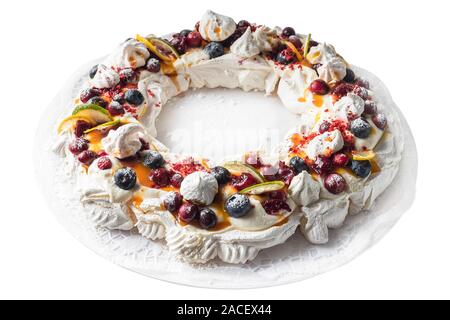 Meringhe torta pavlova omaggio floreale con sentori di ciliegia, mirtillo, limone, il mirtillo palustre e calce. Foto Stock