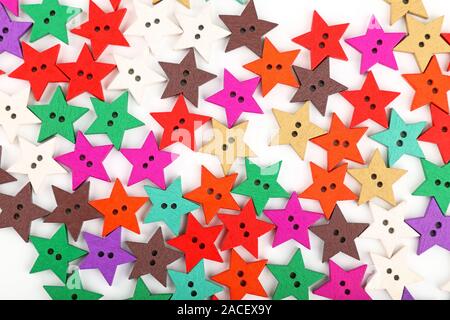 Chiudere la configurazione di sfondo colorato e multicolore in legno fatti a mano i pulsanti di cucitura su sfondo bianco, elevati vista dall'alto, direttamente al di sopra di Foto Stock